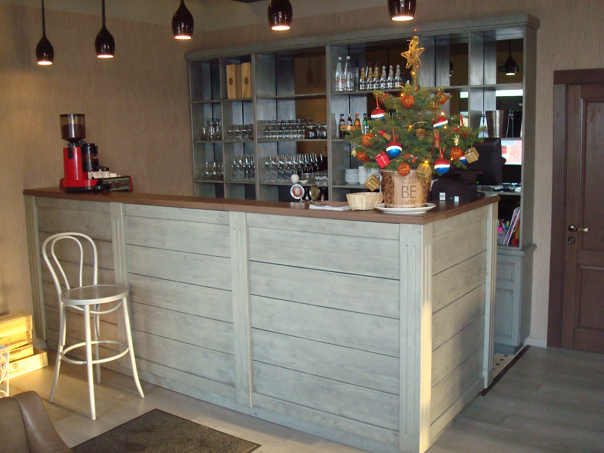 Деревянная барная стойка для кафе